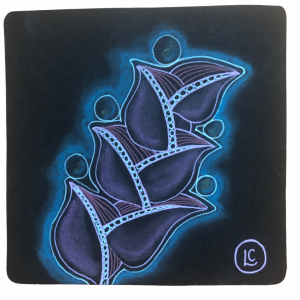 Black Zentangle tile featuring the tangle Roundabout. Includes tipple. Colours are blue and purple and there is a blue glow around the edges of Roundabout, created with a blue pastel pencil, displayed on the Lessons page of the Wee Crafty Crow website.